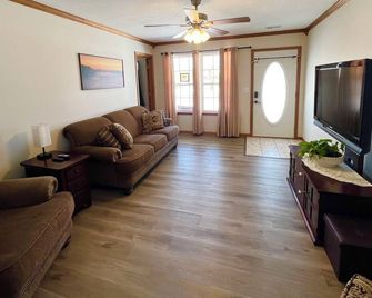 Relax Enjoy Mid-Missouri with Fenced in Back Yard - Boonville - Living room