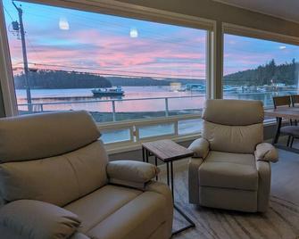 Deception Pass Waterfront Stay on Cornet Bay, 2 Bed, 1 Bath, Luxury Touches - Oak Harbor - Obývací pokoj