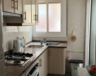 2 bedroom apartment and living room in the authentic neighborhood of Nou Barris, BCN - Barcelona - Kitchen