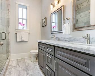 Spacious 5 Br Retreat - Pool - Near It All! - New Orleans - Bathroom