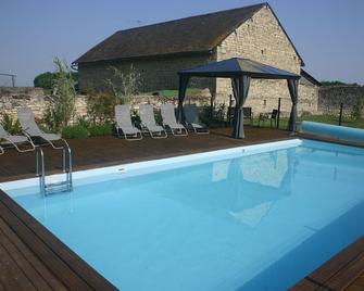 Fabulous Well Equipped Gite Complex with Swimming Pool and Games Room - Monts-sur-Guesnes - Piscina