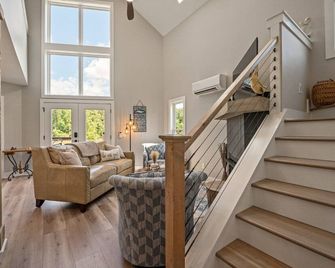 Beach cottage on the Catawba River with lots of outdoor space! - Hickory - Living room