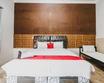 RedDoorz Near Millennium Ict Center Medan - Medan - Bedroom