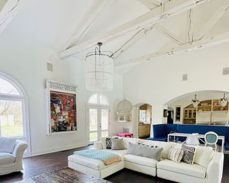 Spacious Nashville Estate: Groups, Outdoor Areas, Pool, Hot Tub, Near Dwtn, 5br - Brentwood - Living room