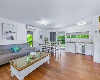 Big4 Whitsundays Tropical Eco Resort - Airlie Beach - Living room