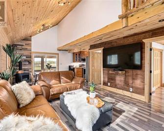 Cozy cottage on 25 acres of private land. Lots of space. Pet Friendly! - Meaford - Living room