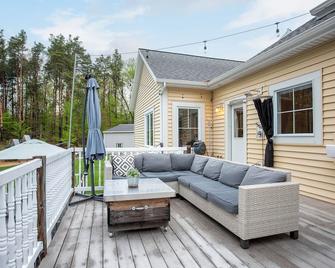 Gorgeous private farmhouse! Heated pool, hot tub & barn in winter. Sleeps 25 - Hamilton - Balcony