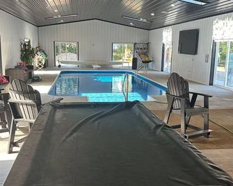 3-bedroom house in charming Mount Morris with an indoor heated pool. - Mount Morris - Piscina