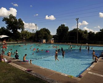 Walking distance to Zilker Park, ACL, and so much more! - Austin - Pool