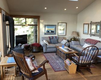 Orcas Island Waterfront Home, Spectacular Views & Wildlife, Privately Sleeps 6 - Orcas - Sala de estar