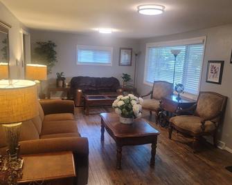 Charming 3-bedroom home, w/ Basement Covered back porch AC, WiFi - Xenia - Huiskamer