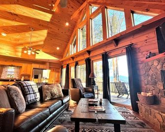 Tree Top Getaway - Tree Top Getaway close to Fontana Lake and NOC - Free Passes! - Almond - Living room