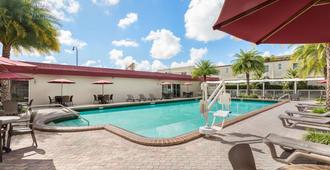 Ramada by Wyndham Miami Springs/Miami International Airport - Miami Springs - Zwembad