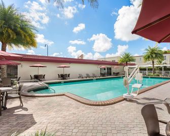 Ramada by Wyndham Miami Springs/Miami International Airport - Miami Springs - Pool