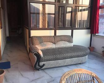 Bluestays Hostel - Rishikesh - Living room