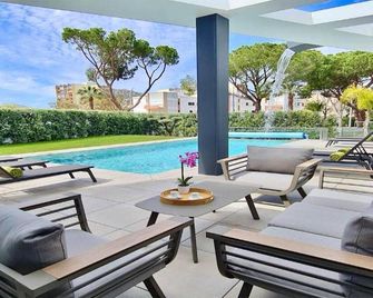 Luxury Detached Portuguese Villa | 6 Bedrooms | Villa Waterfall | Only - Quarteira - Piscine