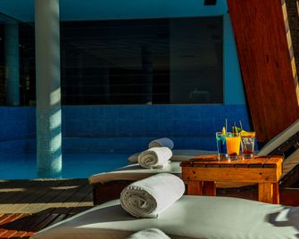 ديزاين سويتس كالافاتي - إلكالافيت - حوض السباحة