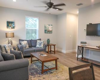 Eagle Nest Apartment-Walk to downtown & the water! New heated POOL January 2024! - Dunedin - Living room