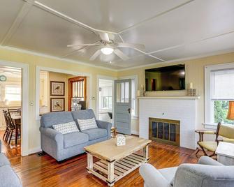 Walk to Private Beach Lake Erie Retreat with Yard! - Huron - Living room