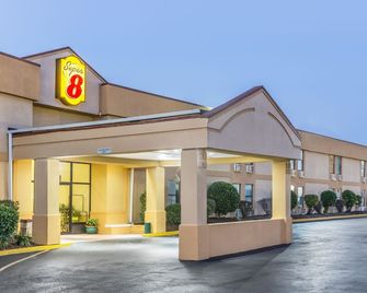 Super 8 by Wyndham Knoxville Downtown Area - Knoxville - Edificio
