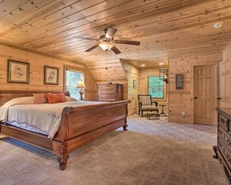 Hayesville Cabin with Game Room and Mtn Views! - Hayesville - Bedroom