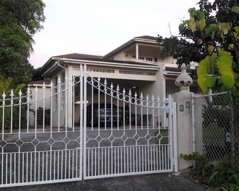 Apartment in quiet upscale Holetown area near Limegrove Centre and Beach - Holetown - Building