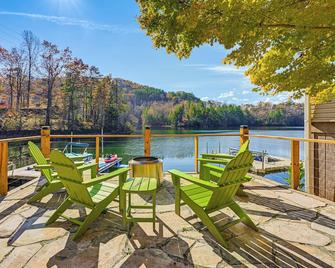 Cozy Lake Santeetlah Cottage with Dock and 3 Kayaks! - Robbinsville - Balcony
