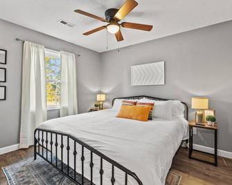 The Luxe/ Hot Tub/ On Bright Leaf Golf Course - Harrodsburg - Habitación