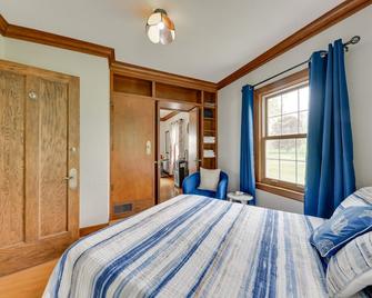 Pistakee Lake Estate with Boat Dock and Hot Tub! - Johnsburg (Illinois) - Camera da letto