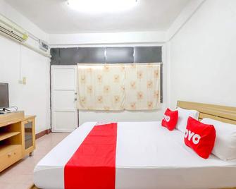 OYO 525 Mrt Phetkasem 48 Place - Bangkok - Yatak Odası