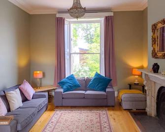 Spacious Georgian Period House in Rathgar, Dublin. 4 Bedroom, 3 Bath, Sleeps 9 - Dublin - Living room