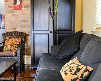Charming Craftsman Cottage on Royal Near French Quarter - New Orleans - Living room