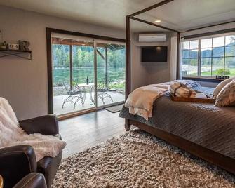 Steps away from the beautiful Kootenai River; Timber River Guest House. - Libby - Obývací pokoj