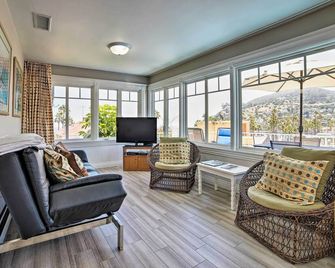 Ocean-View Home - Walk to Avalon City Center! - Avalon - Wohnzimmer