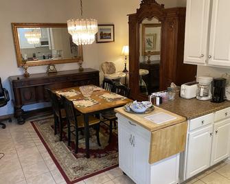 Carriage House 110 acres in Catskills Golf Hike Ski Bike Fire Pit BBQ Swing Set - Greenville (Greene County) - Comedor