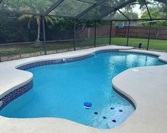 Lake Valrico Camelot Court with Heated Pool and access to 134 acre private lake - Valrico - Piscina