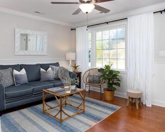 Palm Key - A Cozy Coastal Cottage - Charleston - Living room