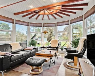 Four-Bedroom Holiday Home In Middelfart - Middelfart - Living room