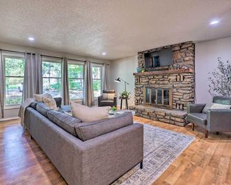 Dog-Friendly Bella Vista Home with Grill and Deck - Bella Vista - Living room