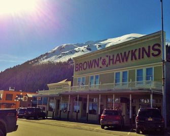 Brown and Hawkins Historical Apartments - Seward - Edificio