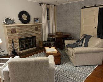 2-bedroom cottage just a short walk to downtown Indian River, beaches/Burt Lake - Indian River - Living room