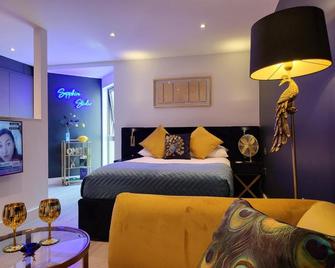 Central Boutique Studio ( With Parking ) - York - Bedroom