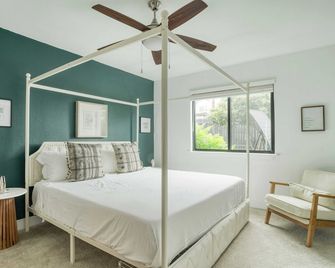 Stylish Retreat, Shared Pool & Yard Near Downtown Fairlawn Lane A by Avantstay - Austin - Habitación