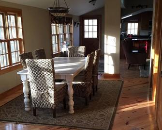 The Cabin-A quiet get away for rest and relaxation - Pine Plains - Comedor