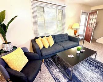Haven of Elegance and Comfort - Euclid - Sala de estar