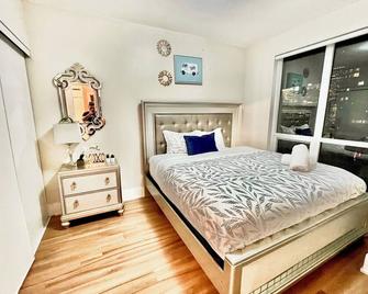 Chol Furnished Suites Heart Of Downtown Toronto, 2 Beds, Free Parking, Cn Tower View - Toronto - Habitación