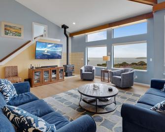 All-suite retreat with ocean views, hot tub, private deck, & home entertainment - Bodega Bay - Wohnzimmer