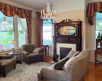 Hoyt House Luxury Bed & Breakfast - Fernandina Beach - Olohuone