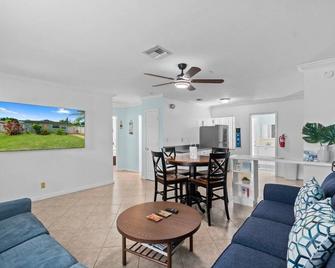 Stylish 2BR Villa full kitchen 10 mins from Beach - Fort Lauderdale - Living room
