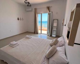 C'est La Vie Rooms and Suites - Laganas - Bedroom